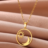 Colier placat cu aur de 18 karate cu pandantiv triunghiular