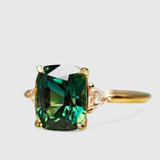 Inel elegant cu smarald pătrat, finisaj auriu