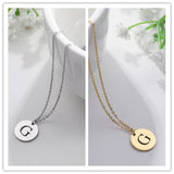 Colier minimalist placat cu aur de 18K cu inițiale gravate într-un cerc