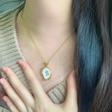 Colier ocean placat cu aur de 18K cu inițiale pe fundul mării